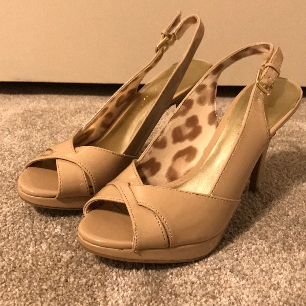 Nude peep-toe heel